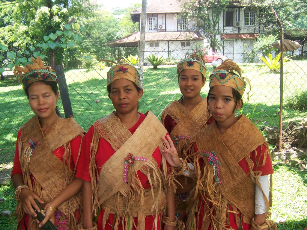 Sekumpulan Orang Asli dalam pakaian tradisional di kawasan hutan