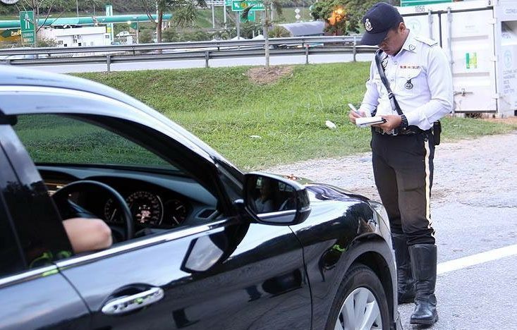Tangkap layar laman sesawang MYEG untuk semakan saman polis trafik