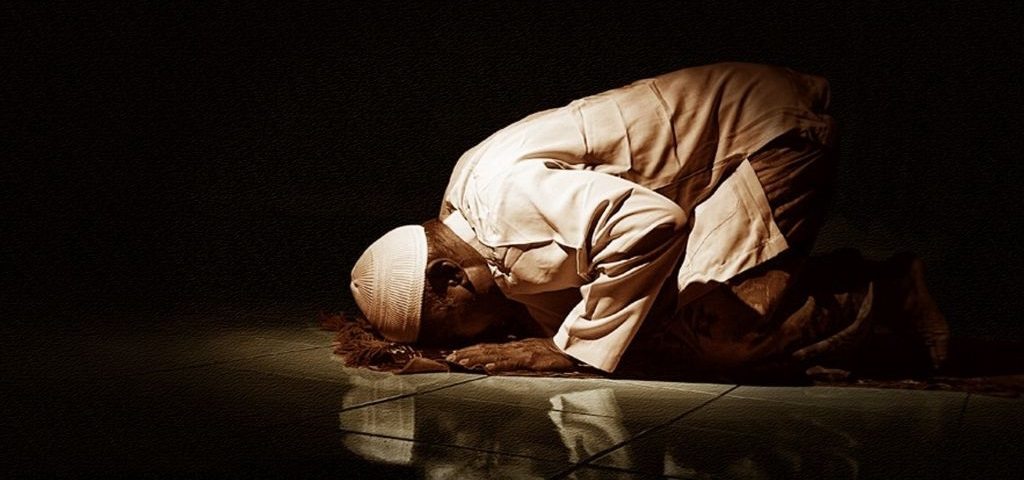 Individu mengerjakan solat pada waktu malam