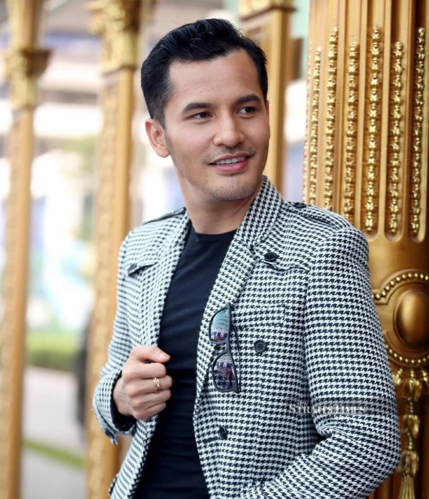 Dato Aliff Syukri bersama produk D'Herbs Terlajak Laris