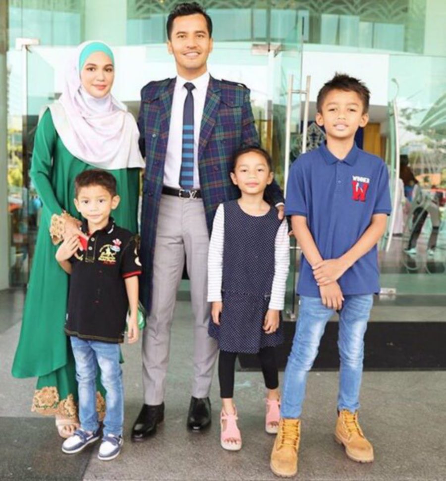 Dato Aliff Syukri menerima darjah kebesaran dan anugerah