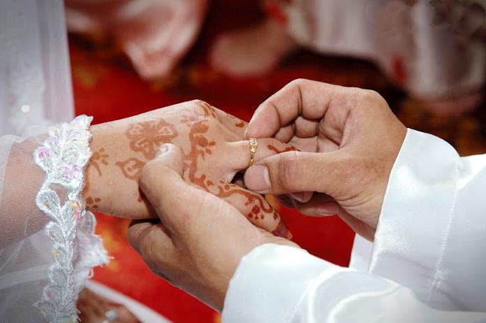 Gamelan pelamin dan cincin kahwin sebagai simbol cara simpan duit kahwin.