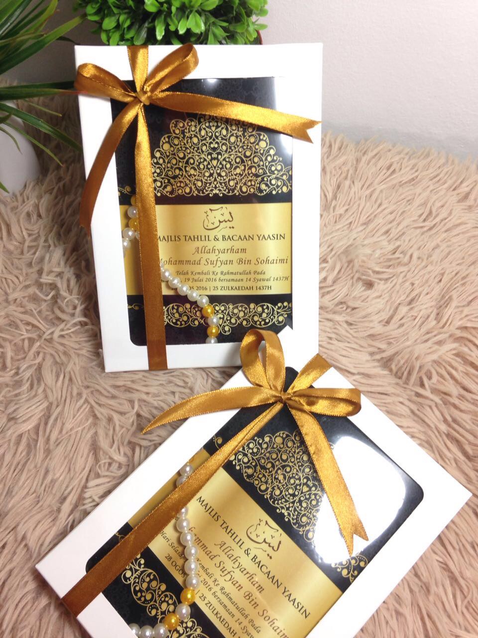 Susunan door gift majlis di atas meja
