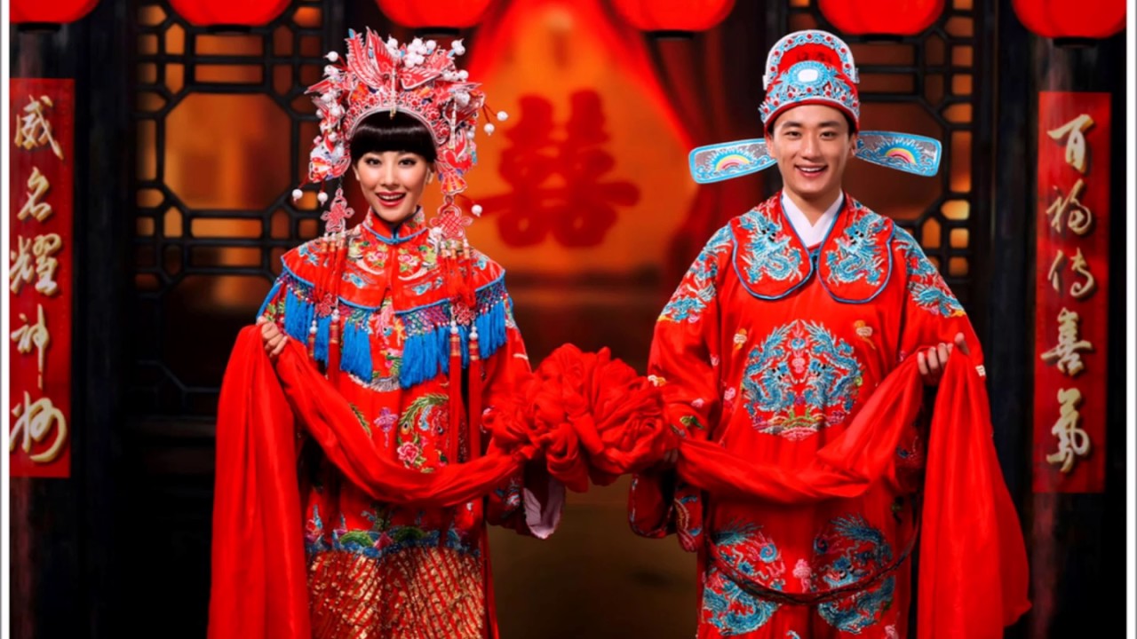 Ilustrasi masyarakat Cina berbaju merah menyambut Tahun Baru Cina dengan latar belakang angpau dan lilin merah.