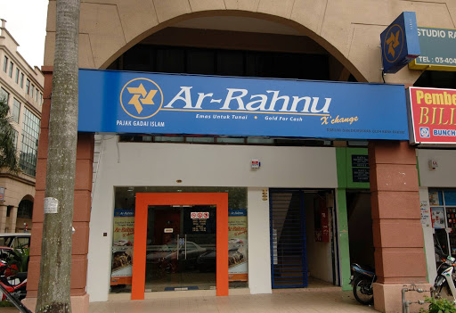Perhiasan emas diletakkan di kaunter pajak gadai Ar-Rahnu Bank Rakyat