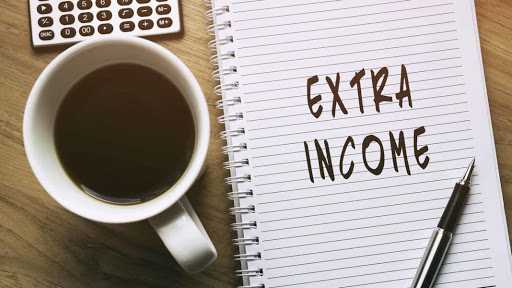 Orang bekerja di komputer riba untuk mencari pendapatan sampingan
