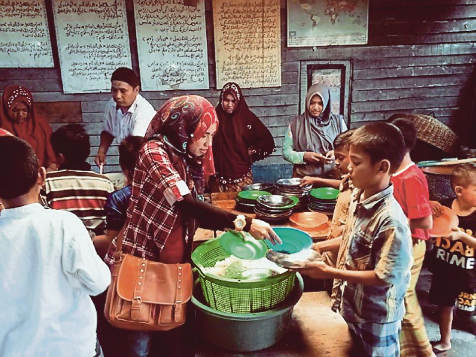 Warga emas sedang berkebun sebagai salah satu aktiviti selepas bersara.