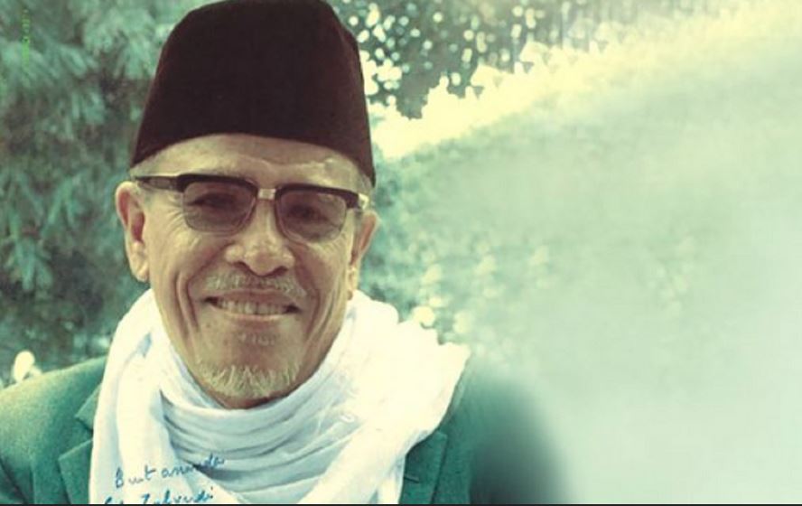 Gabungan gambar kata-kata motivasi Buya Hamka dengan latar belakang seni.