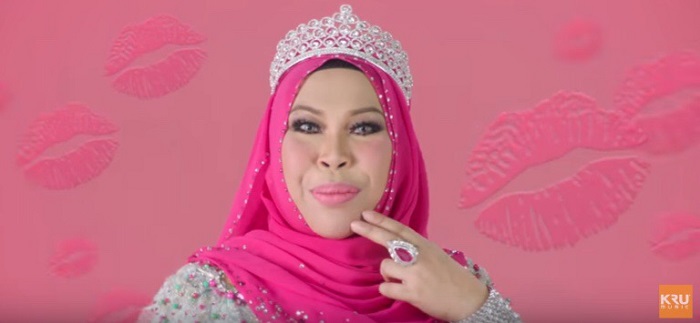 Gambar Dato Seri Vida dengan aksesori kecantikan dan pakaian berwarna merah jambu.