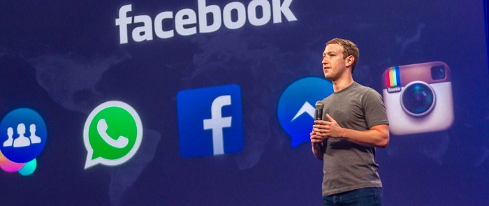Mark Zuckerberg sedang bekerja dengan komputer