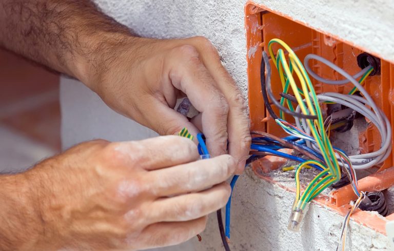 Pendawaian kabel elektrik sebagai contoh kerja servis berasaskan kemahiran