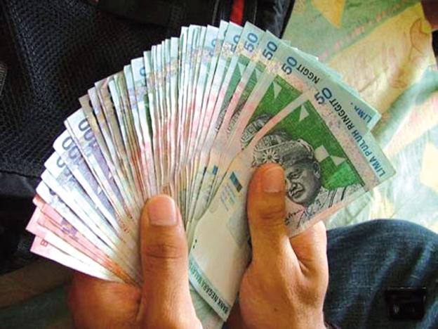 Imej dompet tebal dengan wang ringgit Malaysia sebagai simbolik cara menyimpan duit gaji RM1000.