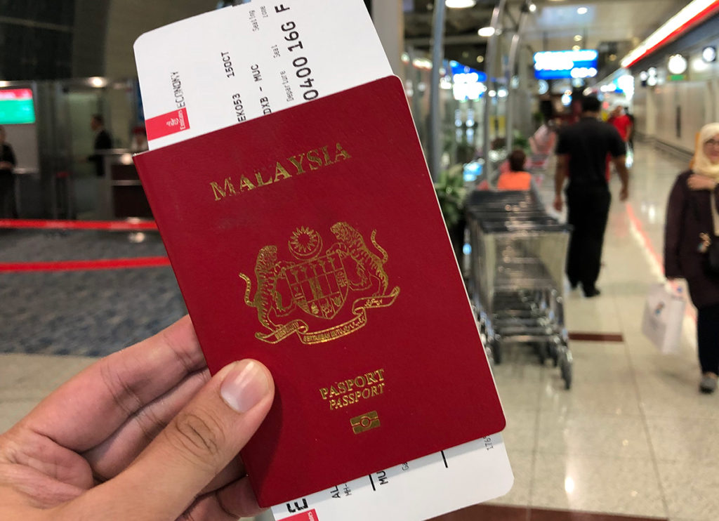 Pasport Malaysia berwarna merah dengan jata negara