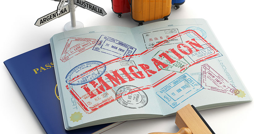 Pegawai imigresen memproses dokumen permohonan visa