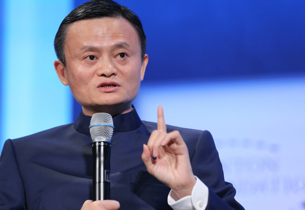 Jack Ma memberi ucapan di sebuah forum global