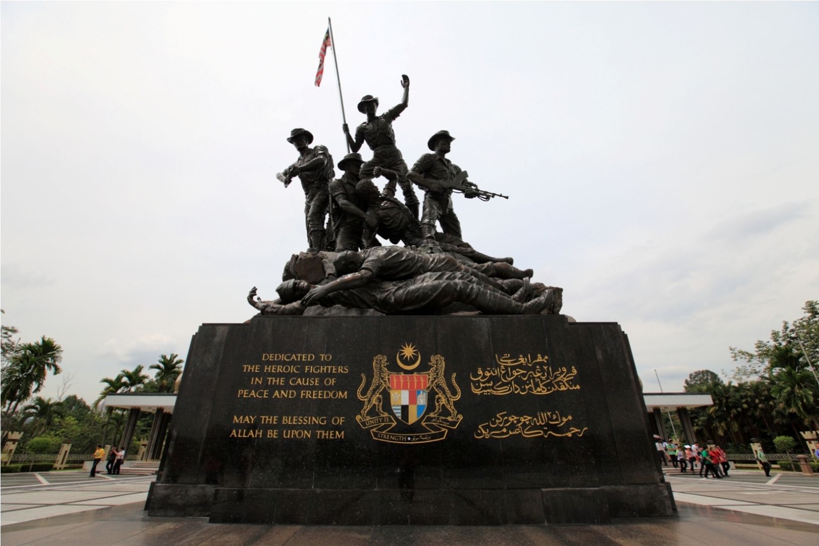 Patung gangsa Tugu Negara dengan tentera memegang Jalur Gemilang