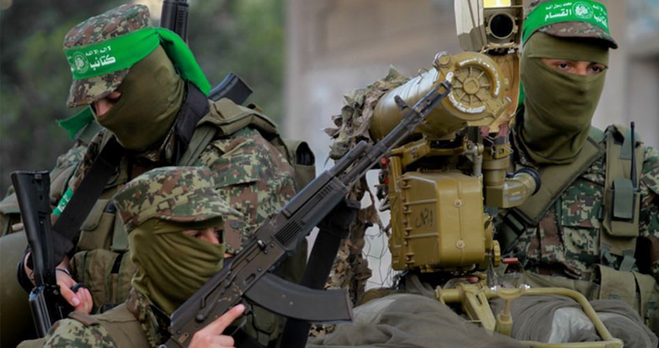 Pejuang Briged Al Qassam bersenjata dalam aksi tentera
