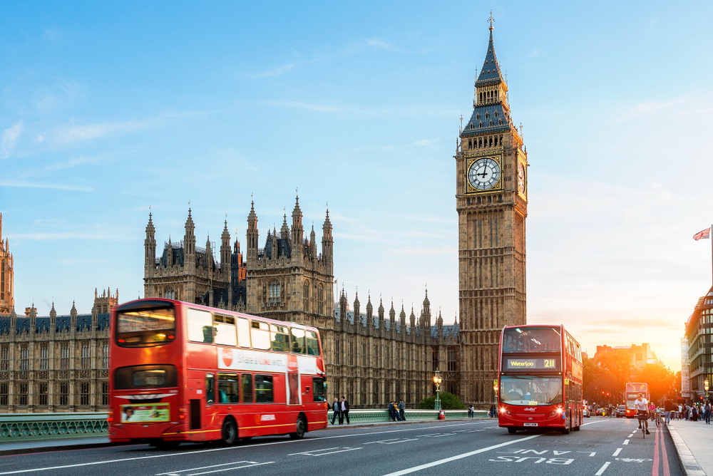 Pemandangan bandaraya London dengan teksi hitam dan bas tingkat merah.