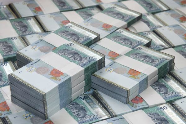 Gambar wang ringgit Malaysia yang melambangkan tips simpanan 1 juta