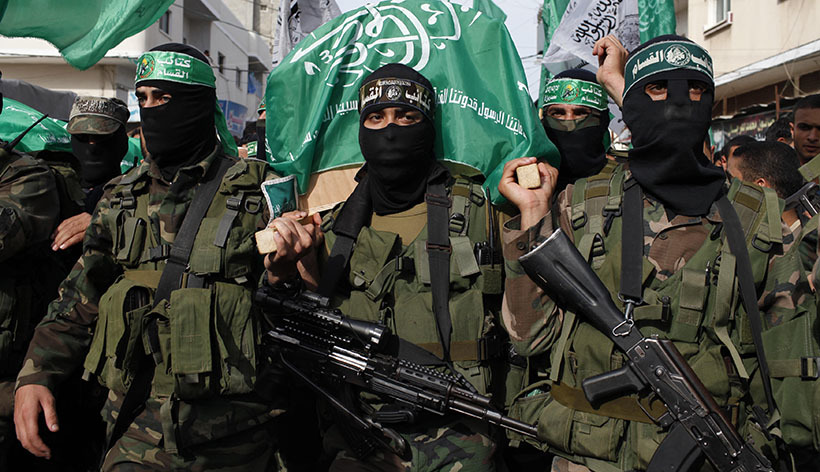 Pejuang Briged Al Qassam memakai penutup kepala hitam dengan headband kumpulan sebagai penanda semasa bertempur.