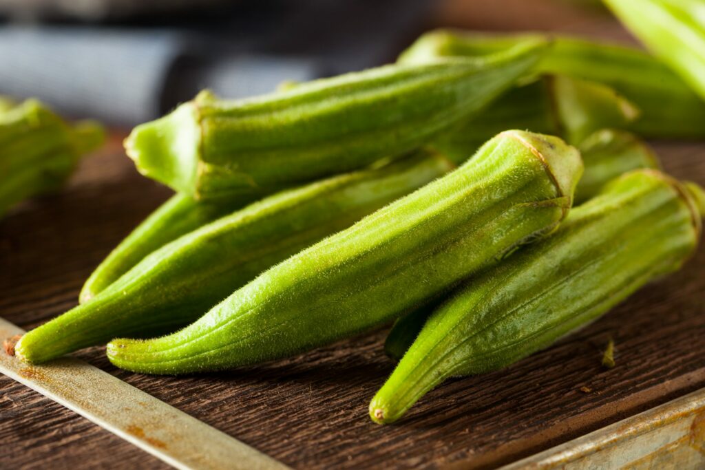 Buah bendi (okra) hijau segar