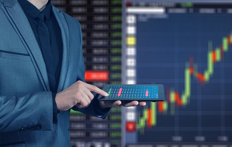 Pasaran saham dan pelabur memantau pergerakan harga saham di Bursa Malaysia