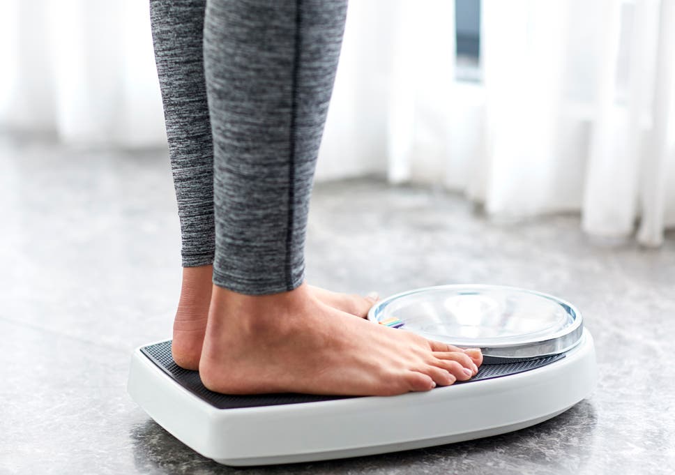 Pita pengukur dililit pada perut sebagai simbol penurunan berat badan