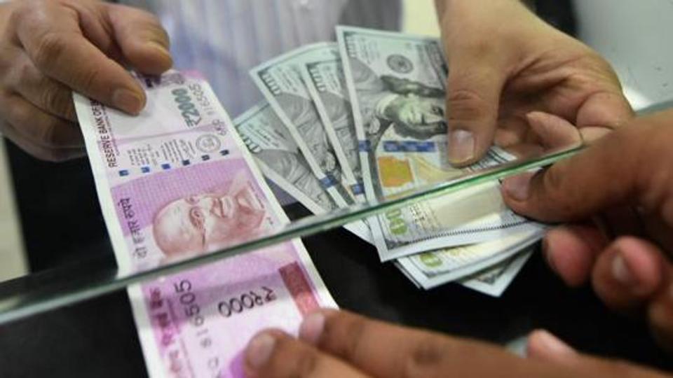 Papan maklumat kadar tukaran wang asing di money changer untuk mendapatkan nilai berbaloi.