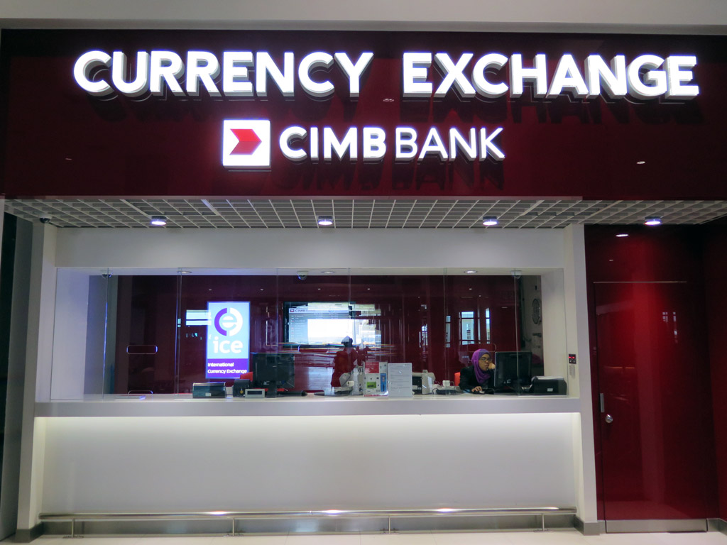 Papan tanda kadar pertukaran wang di kaunter bank CIMB