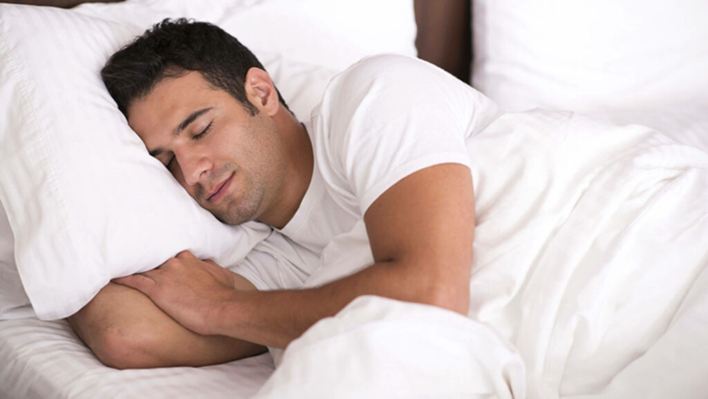 Orang sedang tidur dengan lena di atas katil
