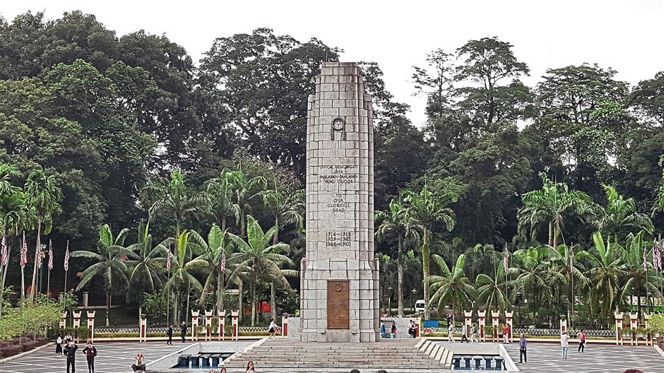 Tugu Negara dengan patung tentera meriam di Kuala Lumpur