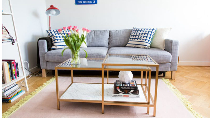 Ilustrasi idea deko ruang tamu cantik dengan sofa dan perabot yang tersusun rapi.