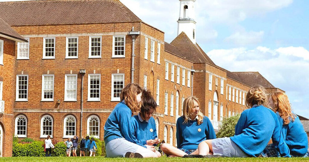 Bangunan sekolah berasrama penuh di UK