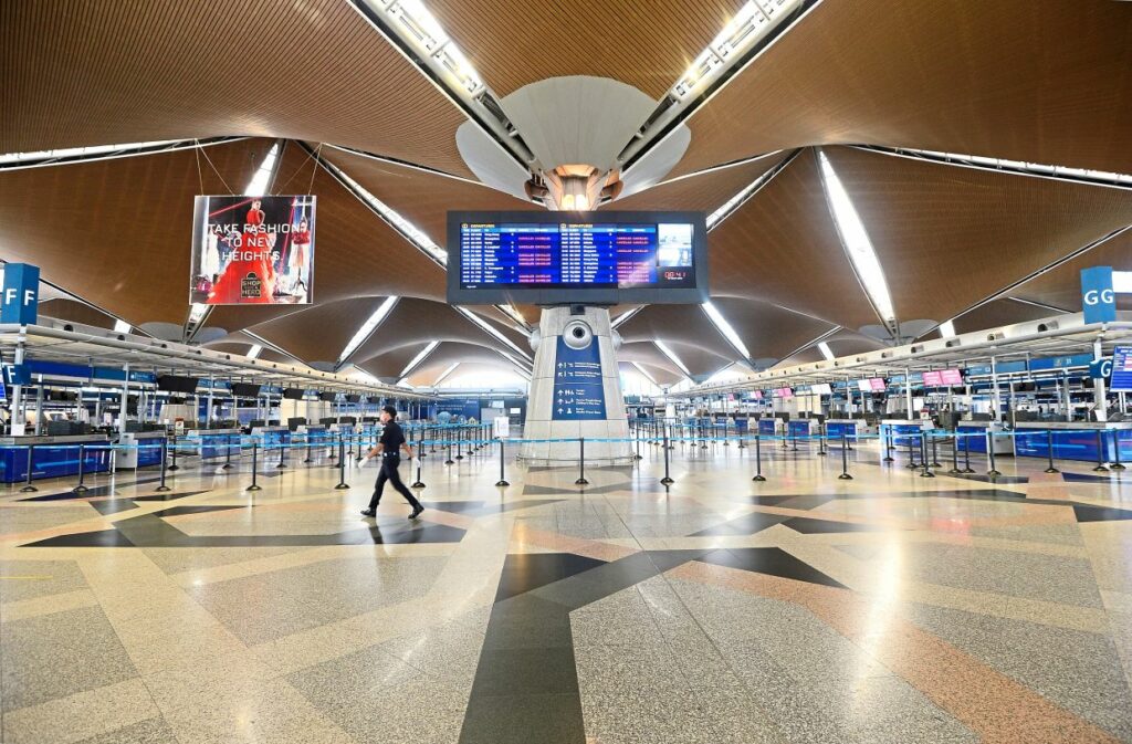 Pandangan kawasan bangunan lapangan terbang KLIA