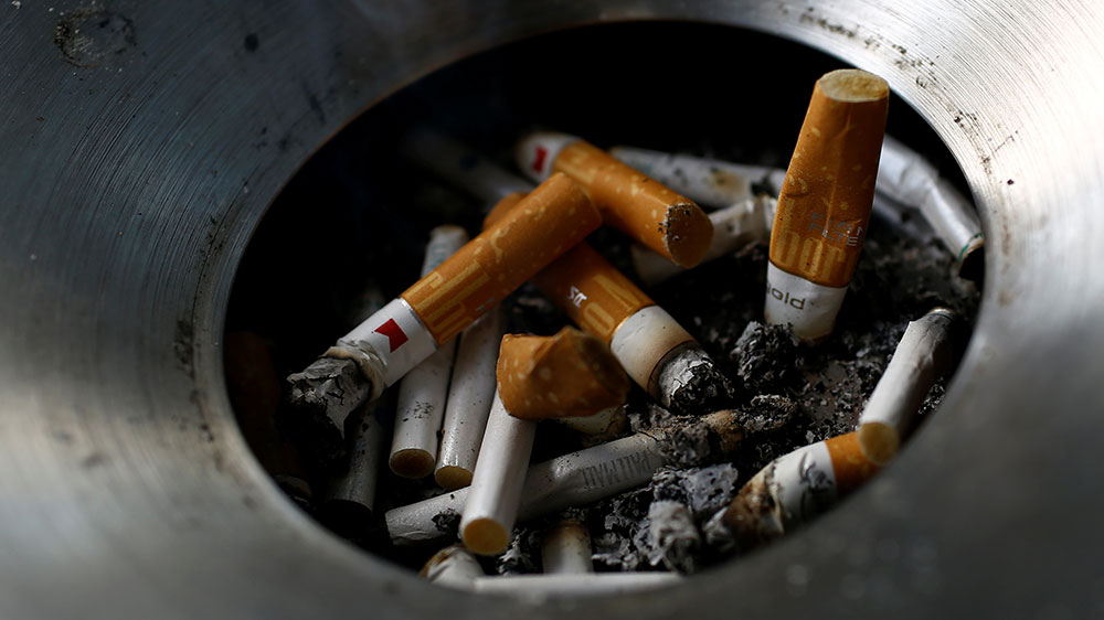 Rokok terbakar melambangkan kebiasaan berhenti merokok bagi menjimatkan duit
