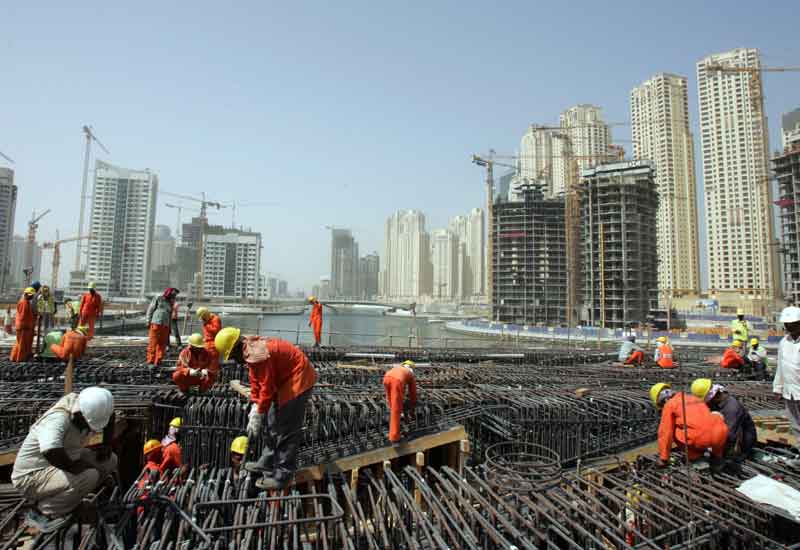 Sekumpulan pekerja di tapak pembinaan atau pekerjaan di Dubai