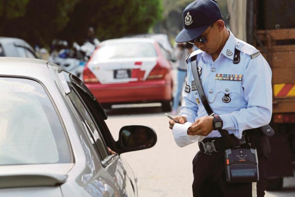 Dokumen saman mahkamah di atas meja