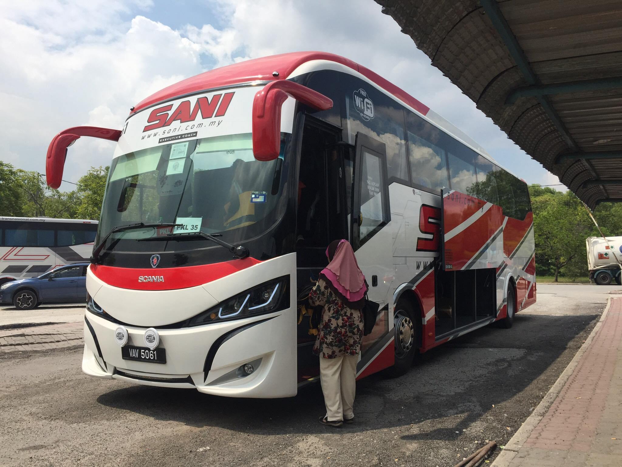 Bas di terminal bersepadu Selatan (TBS) untuk pembelian tiket online.