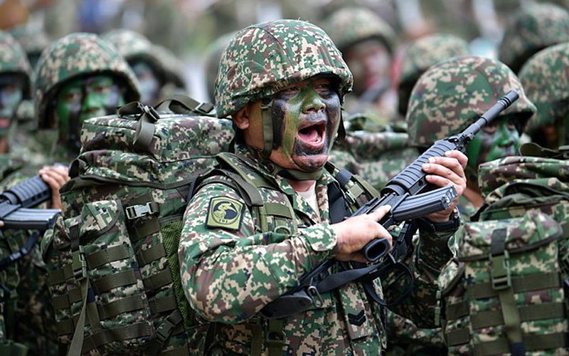 Anggota Angkatan Tentera Malaysia dalam perbarisan