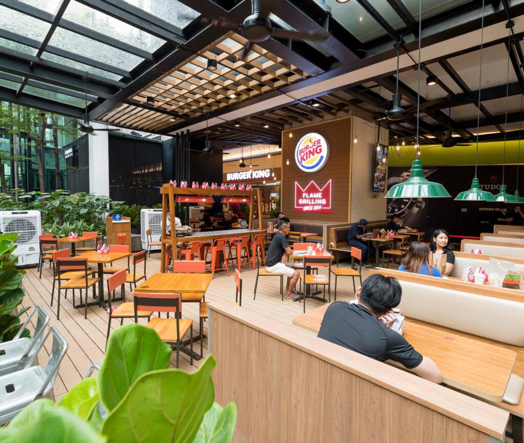 Logo dan kaunter Burger King di pusat membeli-belah