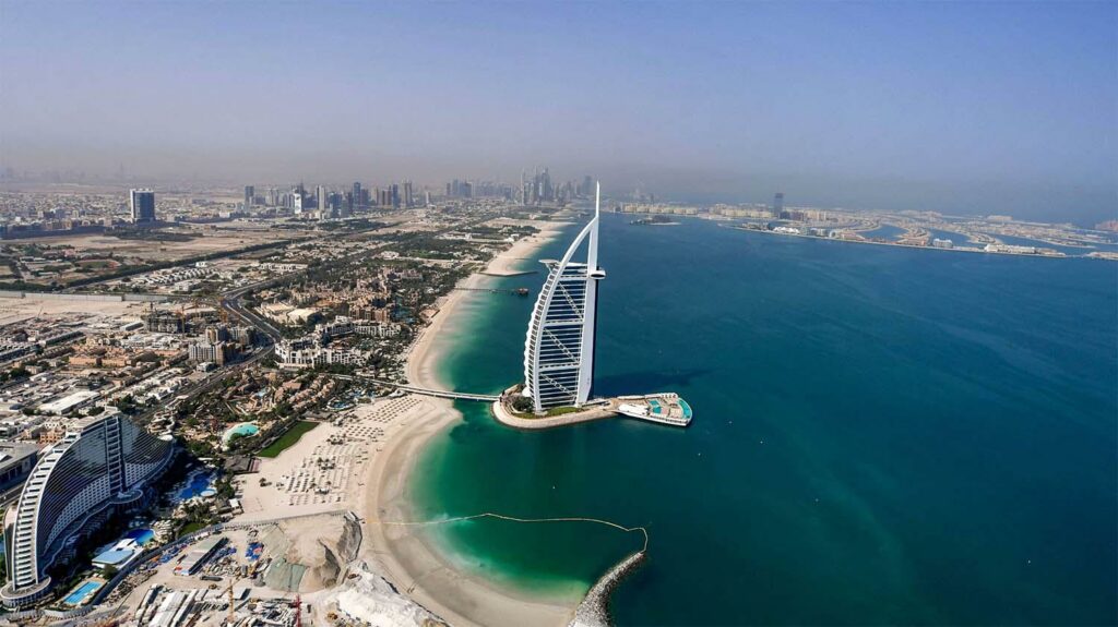 Pemandangan cakrawala bandar raya Dubai dengan menara pencakar langit
