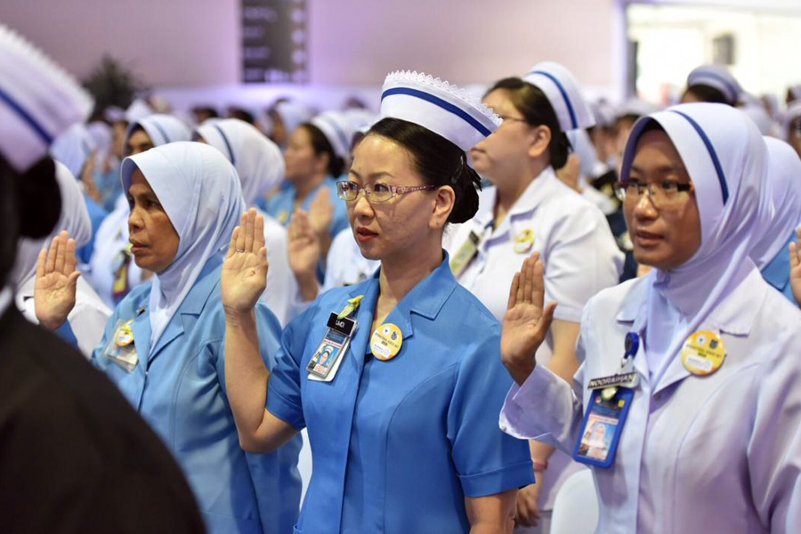 Pekerja kerajaan seperti jururawat sedang bertugas di hospital.