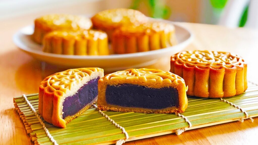 Kuih bulan dan tanglung yang terang semasa Pesta Tanglung