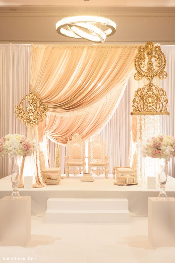 Gambar pelamin simple dan cantik dengan hiasan bunga dan langsir untuk majlis perkahwinan.
