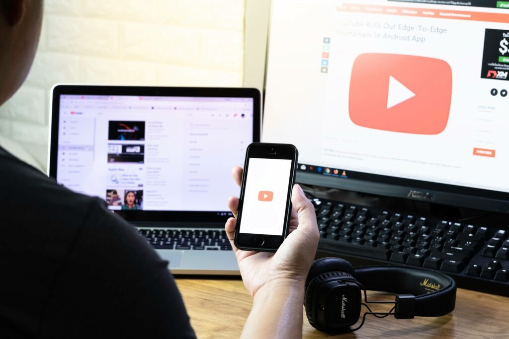 Skrin komputer menunjukkan proses penyuntingan video