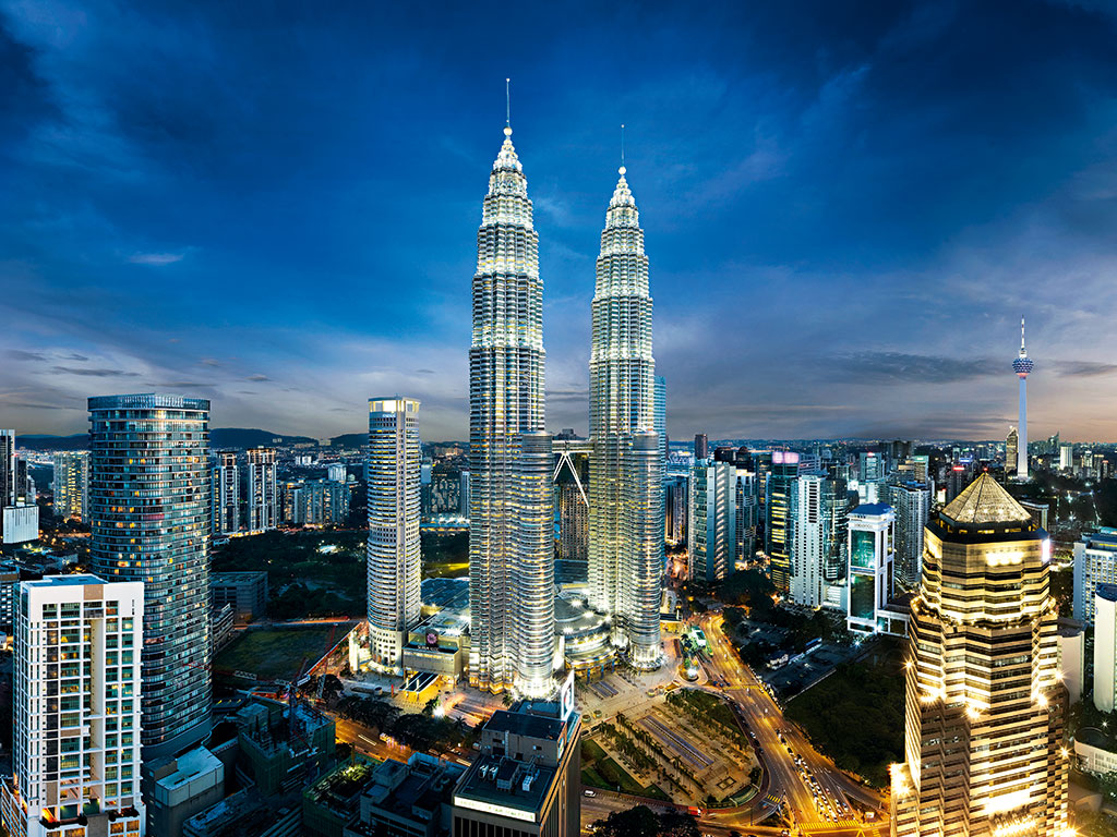 Menara Berkembar Petronas di Kuala Lumpur melambangkan aktiviti ekonomi negara