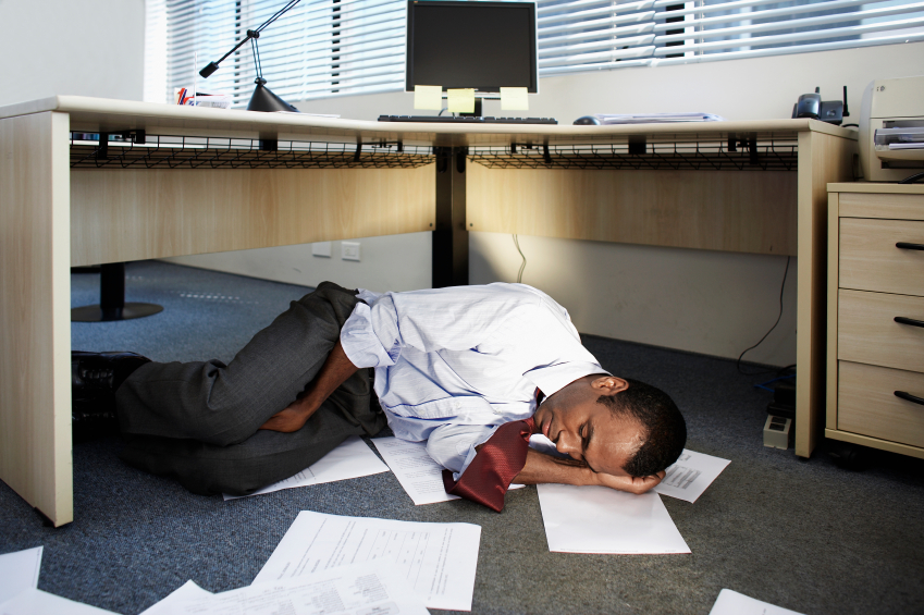 Pekerja lelaki tidur di meja kerja