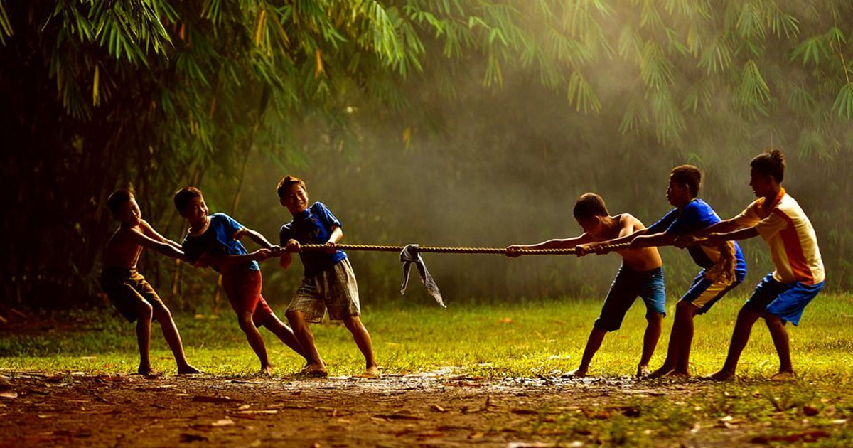 Gambar perbandingan kanak-kanak zaman dahulu bermain di luar dengan kanak-kanak moden menghadap gajet.