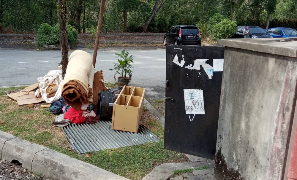 Timbunan sampah di kawasan membuang sisa domestik.