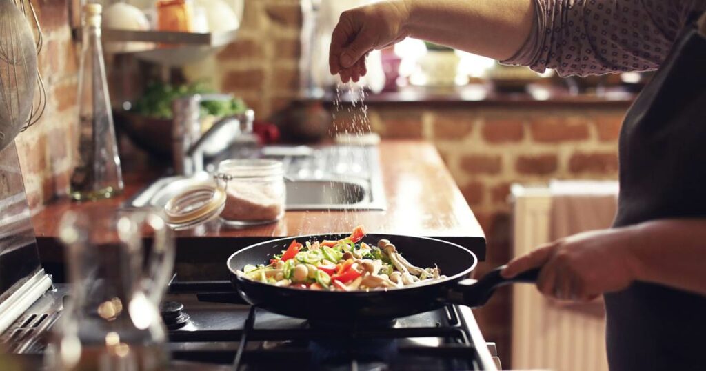 Memasak sayuran di rumah sebagai langkah menjimatkan perbelanjaan makanan